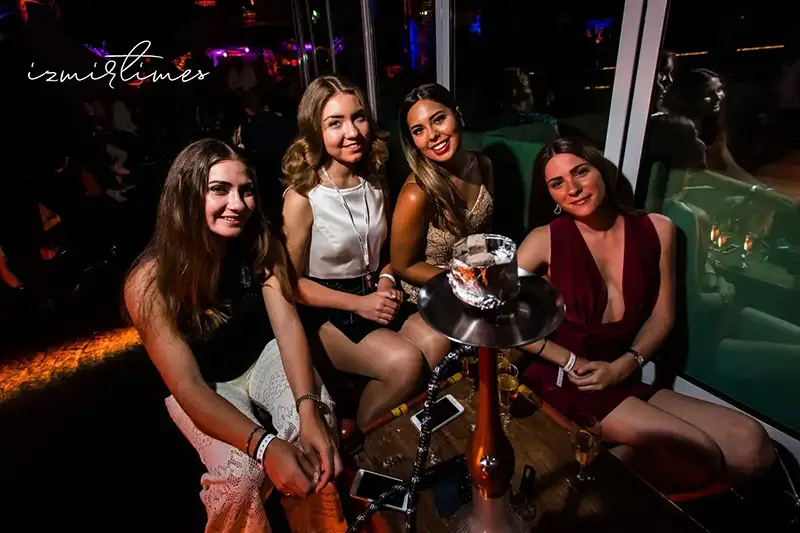 دختران ازمیری در حال قلیان کشیدن